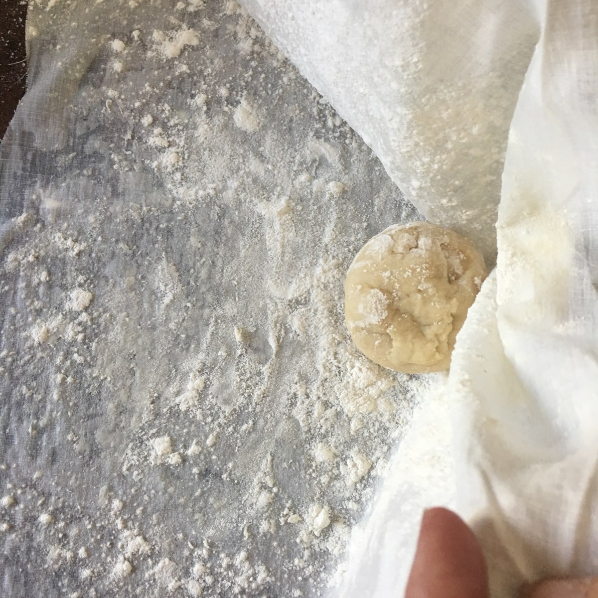 Wrap apple in floured cloth