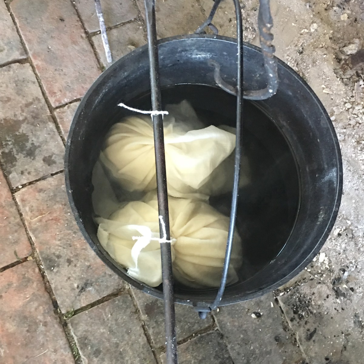 Hang apples from string in Kettle